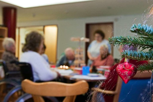 Fr viele Mitarbeiter in Alten- und Pflegeheimen ist Heiligabend ein Arbeitstag.  | Foto: Stefan Redel