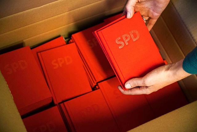 Das Parteibuch der SPD war schon populrer.  | Foto: Michael Kappeler