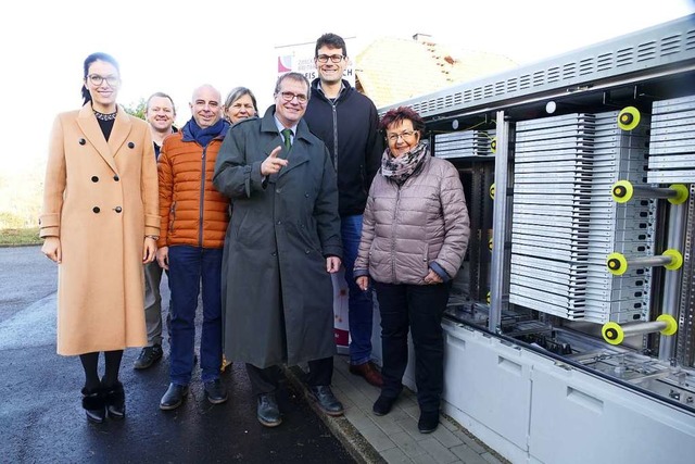 Bei der bergabe des Netzes: Marina St...Eberhardt, Paul Kempf und Rita Rbsam   | Foto: Ralf H. Dorweiler