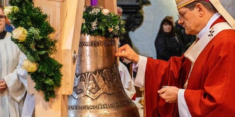 Erzbischof Burger Weiht Zwei Neue Glocken Fur Das Breisacher Munster Breisach Badische Zeitung