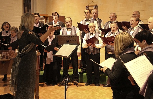 Sparsam und mit viel Gefhl dirigierte...n Chors in der evangelischen Kirche.    | Foto: Werner Schnabl