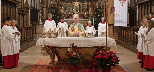 Dekan Peter Berg hat die Christmette in der heiligen Nacht zelebriert.  | Foto: Michael Gottstein