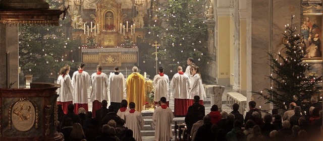 Die Christmette in der Sankt-Martins-K...unkt der kirchlichen Weihnachtsfeiern.  | Foto: Hansjrg Bader