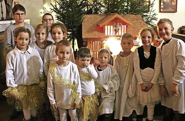 Elf Kinder der Dorfgemeinschaft Boll s...ppenfeier auf das Weihnachtsfest ein.   | Foto: Martha Weishaar