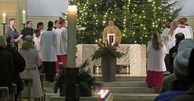 Heiligabend: Die St. Bonifatiuskirche ...orsten Becker die Christmette leitete.  | Foto: Peter Gerigk