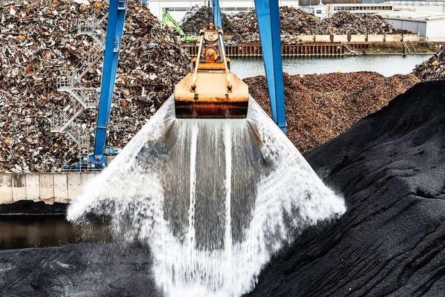 Schwelbrand in Kohlehalde im Hafen mittels Portalkran gelscht