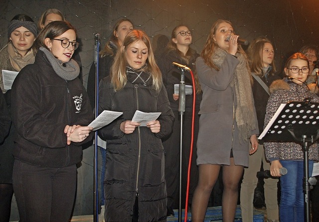 Die Gesangsgruppe Rckenwind mit Chorl... den Sternstunden im Vacono Dome ein.   | Foto: Petra Wunderle