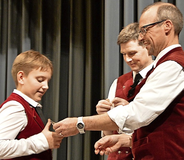 Patrick Volk (rechts) und  Thomas Kett...ngmusikerleistungsabzeichen in Bronze.  | Foto: Horatio Gollin