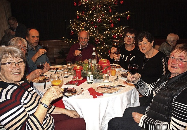 Das Weihnachtsessen, bei dem Brger Brger trafen, kam gut an.   | Foto: Gabriele Fssler