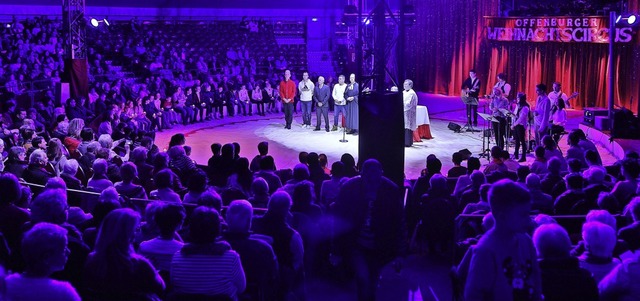 Feierlich-frhliche Atmosphre im Rund...Gottesdienst im Weihnachtscircus aus.   | Foto: Christoph Breithaupt