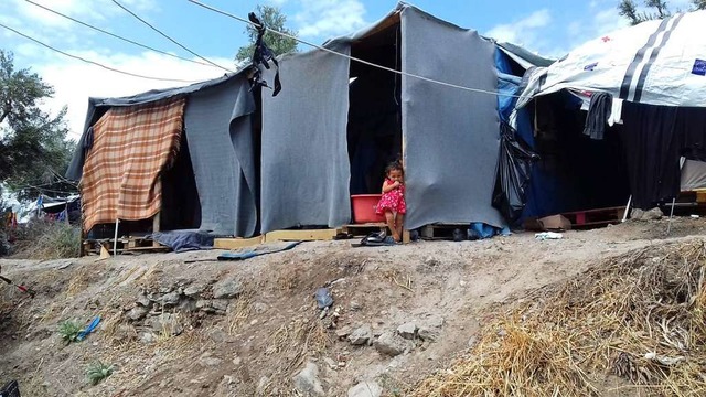 Auf Samos leben Flchtlinge in notdrf...lbst zusammengezimmerten Behausungen.   | Foto: Gerd Hhler