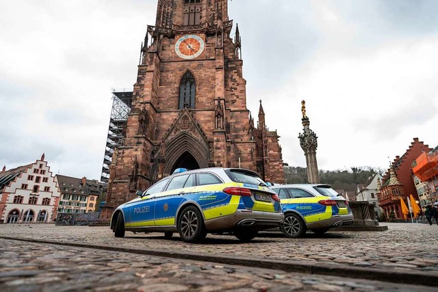 Polizeiautos whrend des Pontifikalamts vor dem Freiburger Mnster  | Foto: Patrick Seeger (dpa)