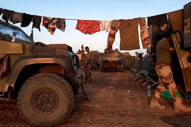 Die Hauptlast des militrischen  Antit...in franzsisches Camp in Burkina Faso.  | Foto: MICHELE CATTANI (AFP)