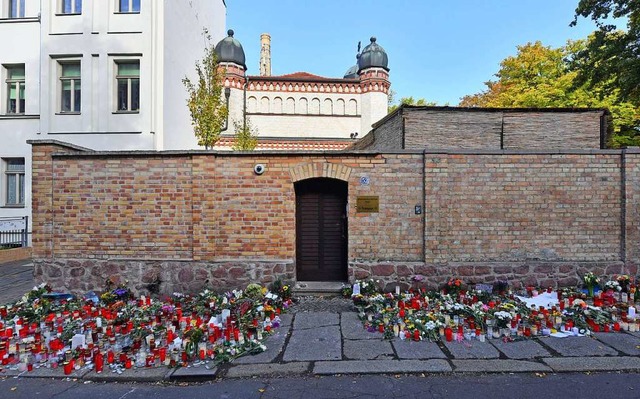 Ein Blumenmeer vor der Synagogenmauer ...nen Rechtsextremen am 9. Oktober 2019   | Foto: Hendrik Schmidt (dpa)