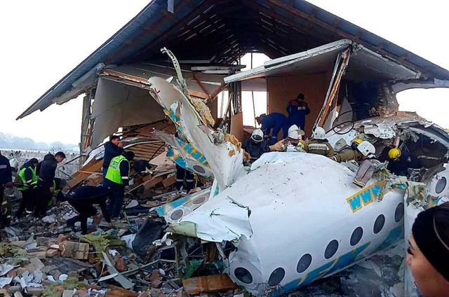 Beim Absturz eines Passagierjets der k...d mehrere Menschen ums Leben gekommen.  | Foto: Uncredited (dpa)