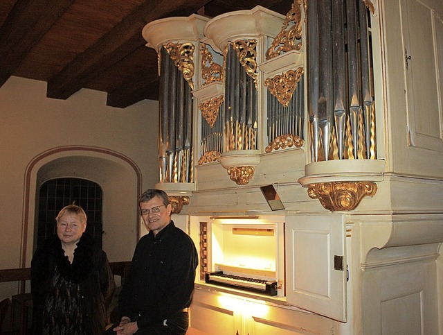 Sopranistin Dorothea Rieger und  Orgel...enbachern die  restaurierte Orgel vor.  | Foto: Hans-Peter Schmid