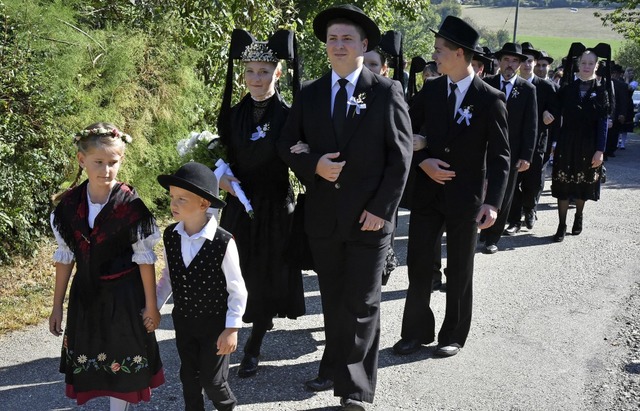 Die Wlderhochzeit war ein Hhepunkt. ... Hochzeitszug auf dem Weg zum Freihof.  | Foto: Benedikt Sommer