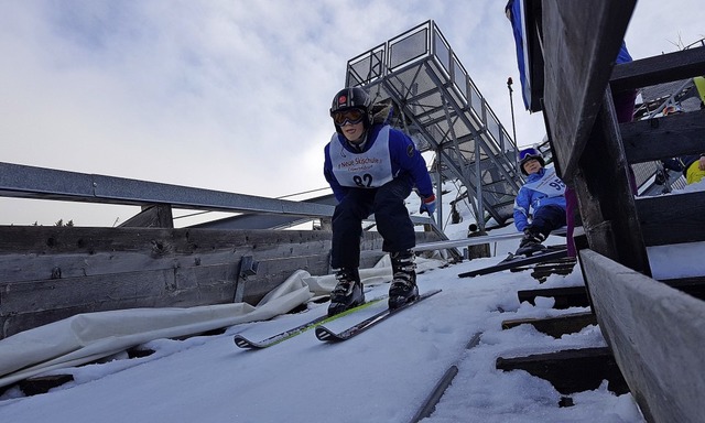 Abstoen, Schussfahrt, Flug &#8211; in...ige Anfnger auf die Skisprungschanze.  | Foto: Christian Schreiber