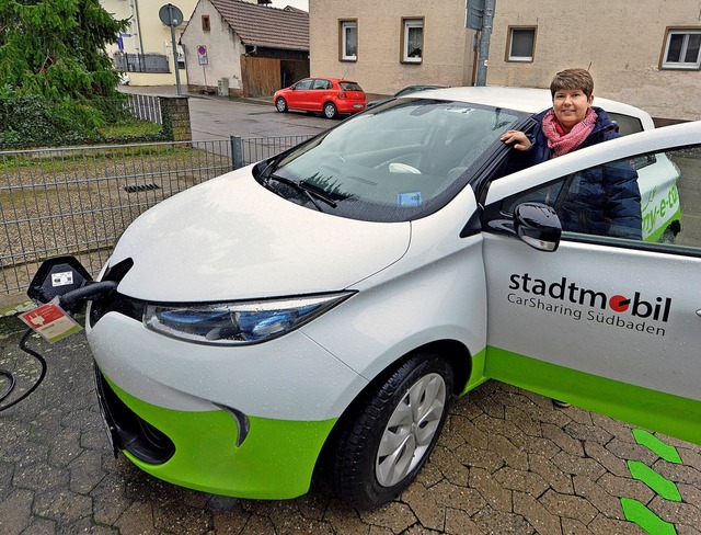 Sabine Hanns ist regelmig mit dem Hochdorfer  Carsharing-E-Auto unterwegs.   | Foto: Michael Bamberger
