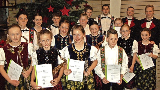 16 Glottertler Jungmusiker erhielten ...tungsabzeichen in Bronze oder Silber.   | Foto: Christian Ringwald