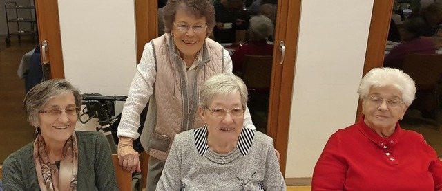 Marita  Lefvre (stehend) freut sich m...ch-besinnliche Treffen an Heiligabend.  | Foto: Klaus Schneidewind