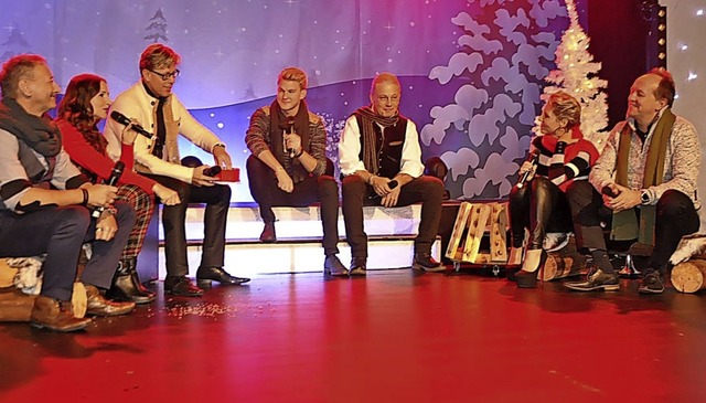 Hansy Vogt (Dritter von links) und sei...it ihrer &#8222;Bergweihnacht&#8220;.   | Foto: Claus Bingold
