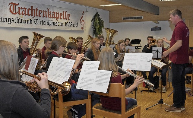 Mit einem vielfltigen Programm unterh...it ihrem Dirigenten Michael Schachner.  | Foto: Stefan Pichler