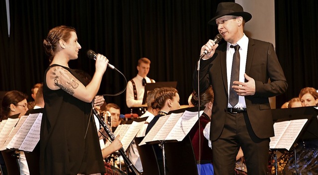 Janina Weis und Marco Wehrle sangen Melodien von Frank Sinatra.  | Foto: Horst Dauenhauer