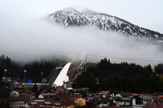 Die Skisprungschanze in Oberstdorf in Wei, der Rest in Grau  | Foto: CHRISTOF STACHE (AFP)