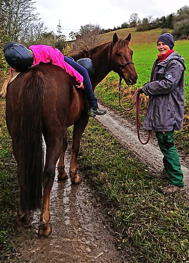 Sich auf den Rcken eines Pferdes zu l... Mdchen des Caritasprojekts Baumhaus.  | Foto: Caritas Hochrhein, Marlen Matthes