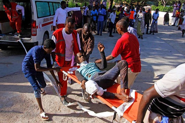 Medizinisches Personal trgt einen Ziv...n einem Kontrollpunkt verwundet wurde.  | Foto: Farah Abdi Warsameh (dpa)
