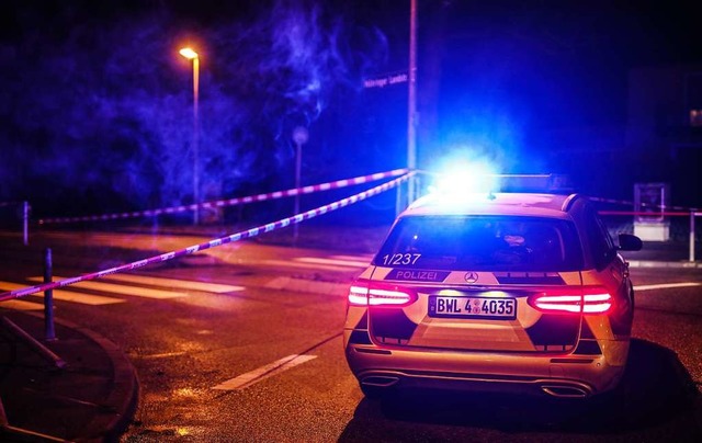 Ein Einsatzfahrzeug der Polizei steht ...chtigen nach Fahrerflucht erschossen.  | Foto: Christoph Schmidt (dpa)