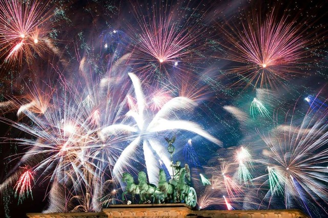 Mehr denn je umstritten: das Feuerwerk  | Foto: Ralf Hirschberger (dpa)