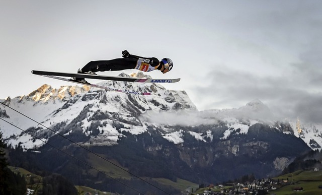 berflieger: Ryoyu Kobayashi, hier bei...ieg in Engelberg kurz vor Weihnachten   | Foto: FABRICE COFFRINI (AFP)