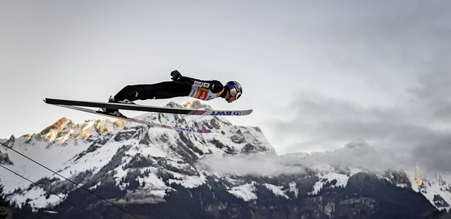 berflieger: Ryoyu Kobayashi, hier bei...ieg in Engelberg kurz vor Weihnachten   | Foto: FABRICE COFFRINI (AFP)