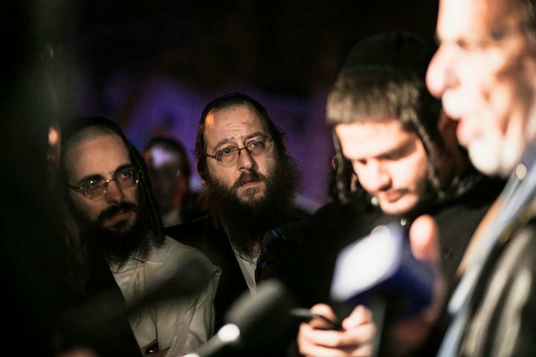Orthodoxe Juden hören Dov Hikind (r), ... Chanukka-Feier zu den Medien spricht.  | Foto: Allyse Pulliam (dpa)