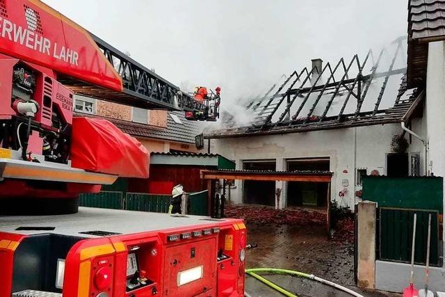 Feuerwehr lscht Brand in Haus im Lahrer Stadtteil Dinglingen