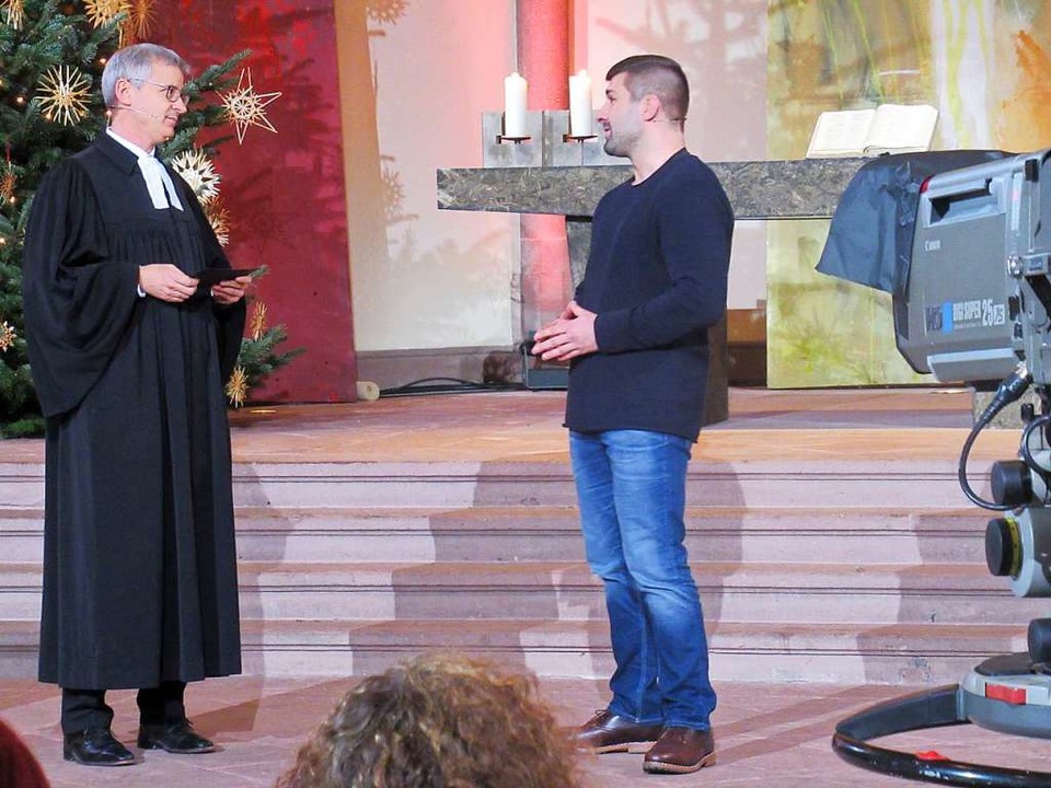 Pfarrer Christian  Kühlewein-Roloff in...nger Patrick Garnier vom ASV Urloffen.  | Foto: Susanne Kerkovius