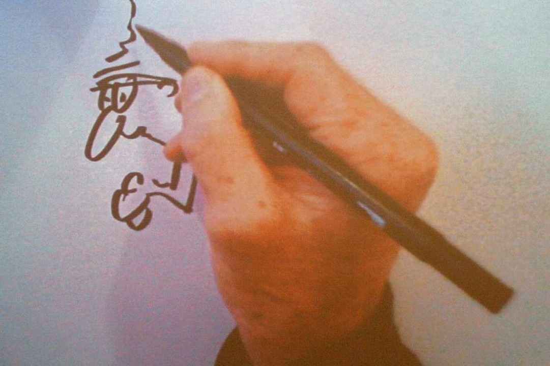 Thomas Zipfel beim Entwurf einer liebevoll ironisch gemeinten  Skizze.   | Foto: Karin Stöckl-Steinebrunner