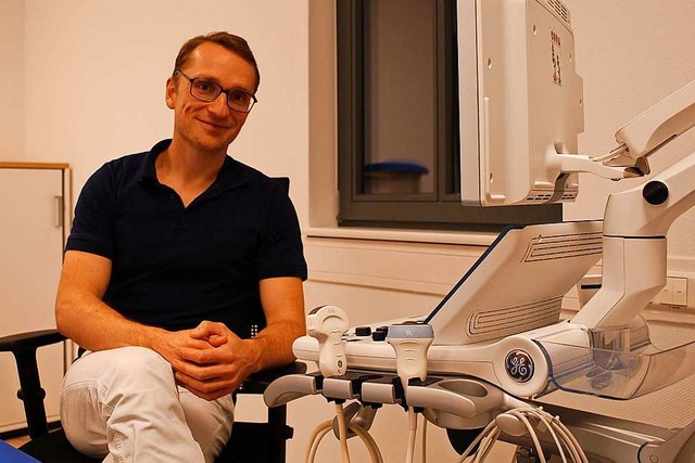 Matthias Weber am Ultraschallgert seiner neuen Praxis  | Foto: Klaus Fischer