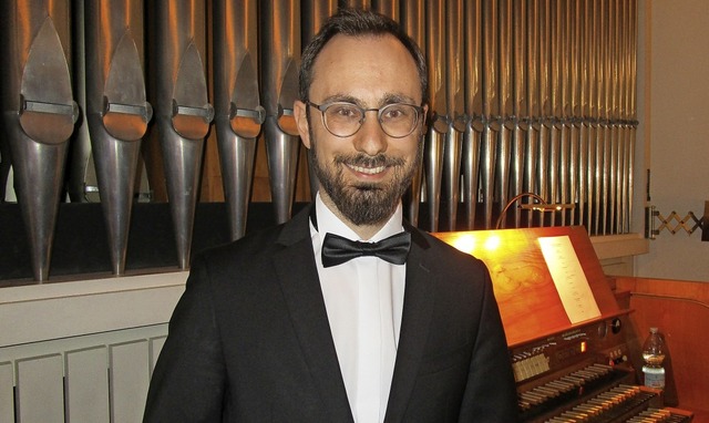 Organist Dominic Cerrito gab nach der ...meyer Weihnachtsgeschichten vortrugen.  | Foto: Renate Griesser