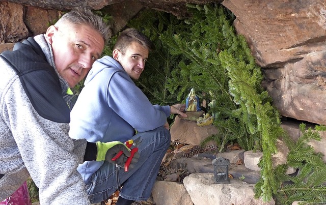 Mitglieder der Reichenbacher Gruppe St...bauen die Krippe im Marienfelsen auf.   | Foto: Alfons Vgele