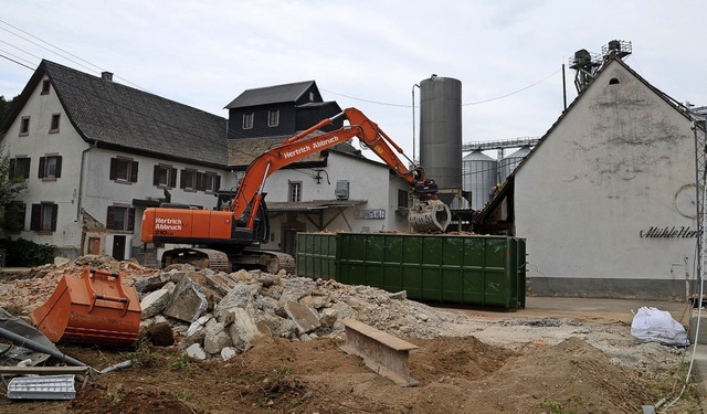 2019 war ein Jahr, in dem in Wyhl viel...allungen wurden im Sommer abgerissen.   | Foto: Roland Vitt