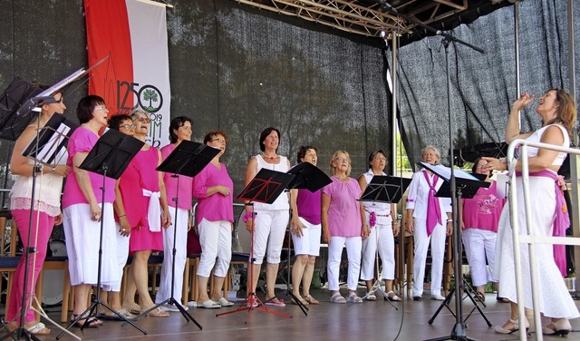 Das Jubilumsfest 1250 Jahre Buchheim ...dort auch die singenden Choryfeen bei.  | Foto: Horst David