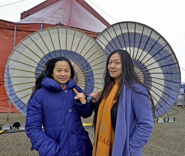 Treten gemeinsam in der Manege auf: Junlin Zhang-Mack (links) und Chenying Lu   | Foto: Michael Bamberger