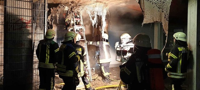 Auch im  Inneren des Schulgebudes mus...e Feuerwehr vorsorglich ttig werden.   | Foto: Feuerwehr