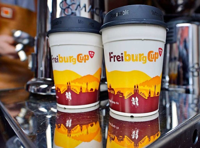Der Freiburg-Cup kommt im 2019er Look ...Mehrwegdeckel ist noch ein Ladenhter.  | Foto: Michael Bamberger