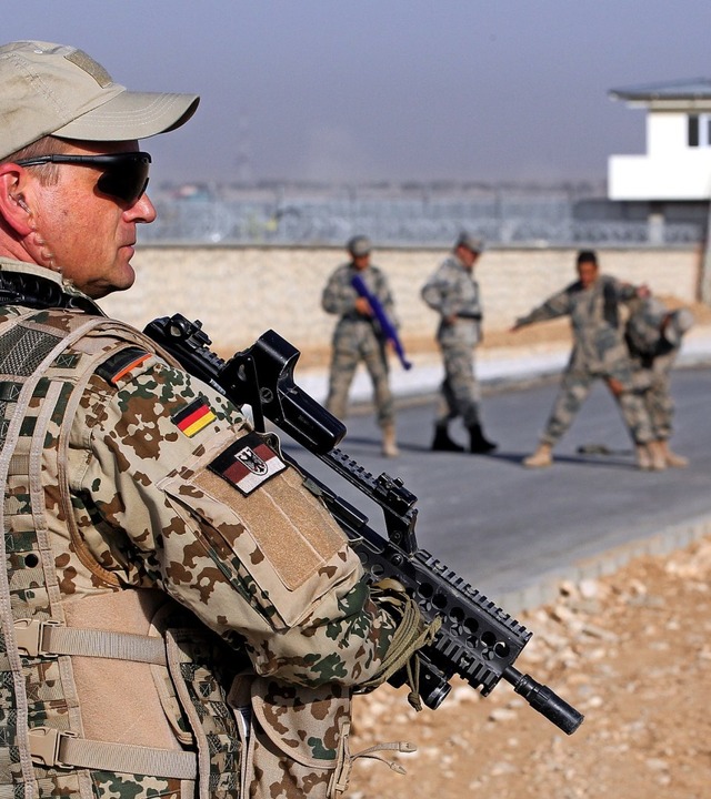 Bundeswehrsoldaten 2011 bei einer bung im afghanischen Masar-i Scharif  | Foto: Wolfgang Kumm