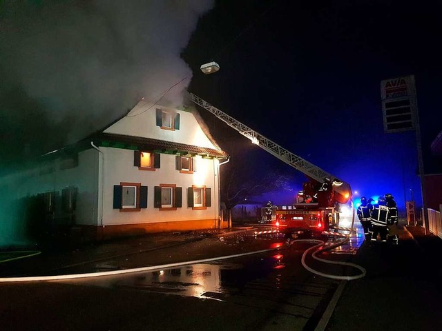 Das brennende Wohnhaus in Ichenheim  | Foto: Wolfgang  Knstle