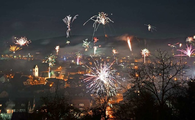 Schn sieht es aus, so ein Feuerwerk &... ist der Brauch inzwischen umstritten.  | Foto:  Barbara Ruda                              
